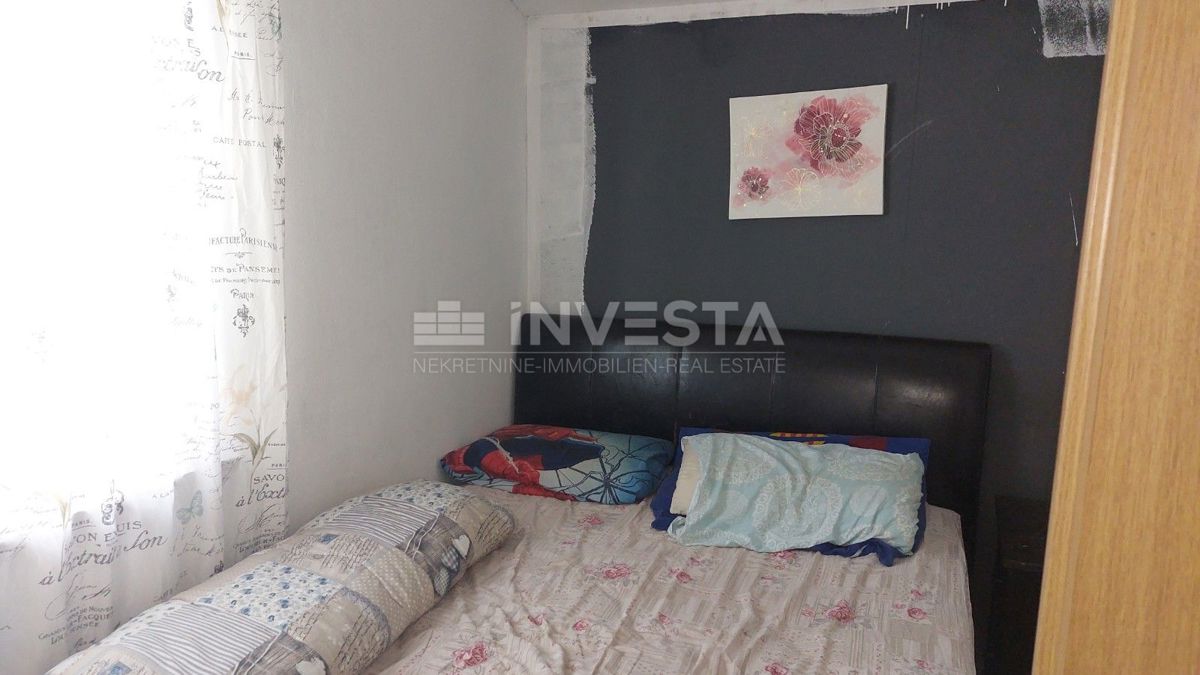 Enonadstropna hiša s prostornim dvoriščem