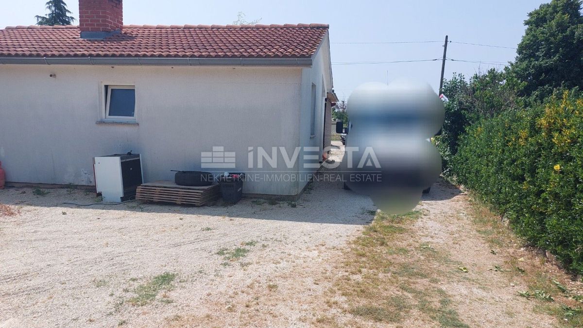 Enonadstropna hiša s prostornim dvoriščem