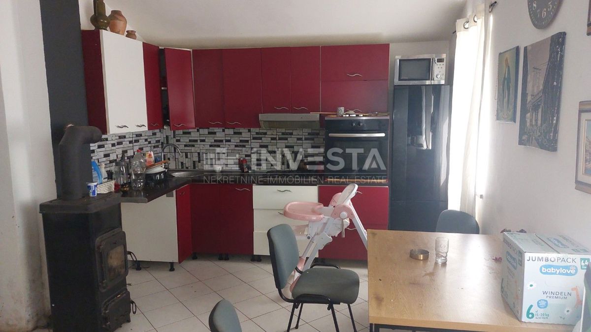 Enonadstropna hiša s prostornim dvoriščem