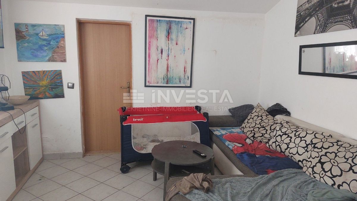 Enonadstropna hiša s prostornim dvoriščem