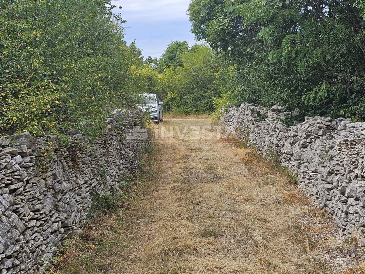 Vodnjan, kmetijsko zemljišče 1.881 m²