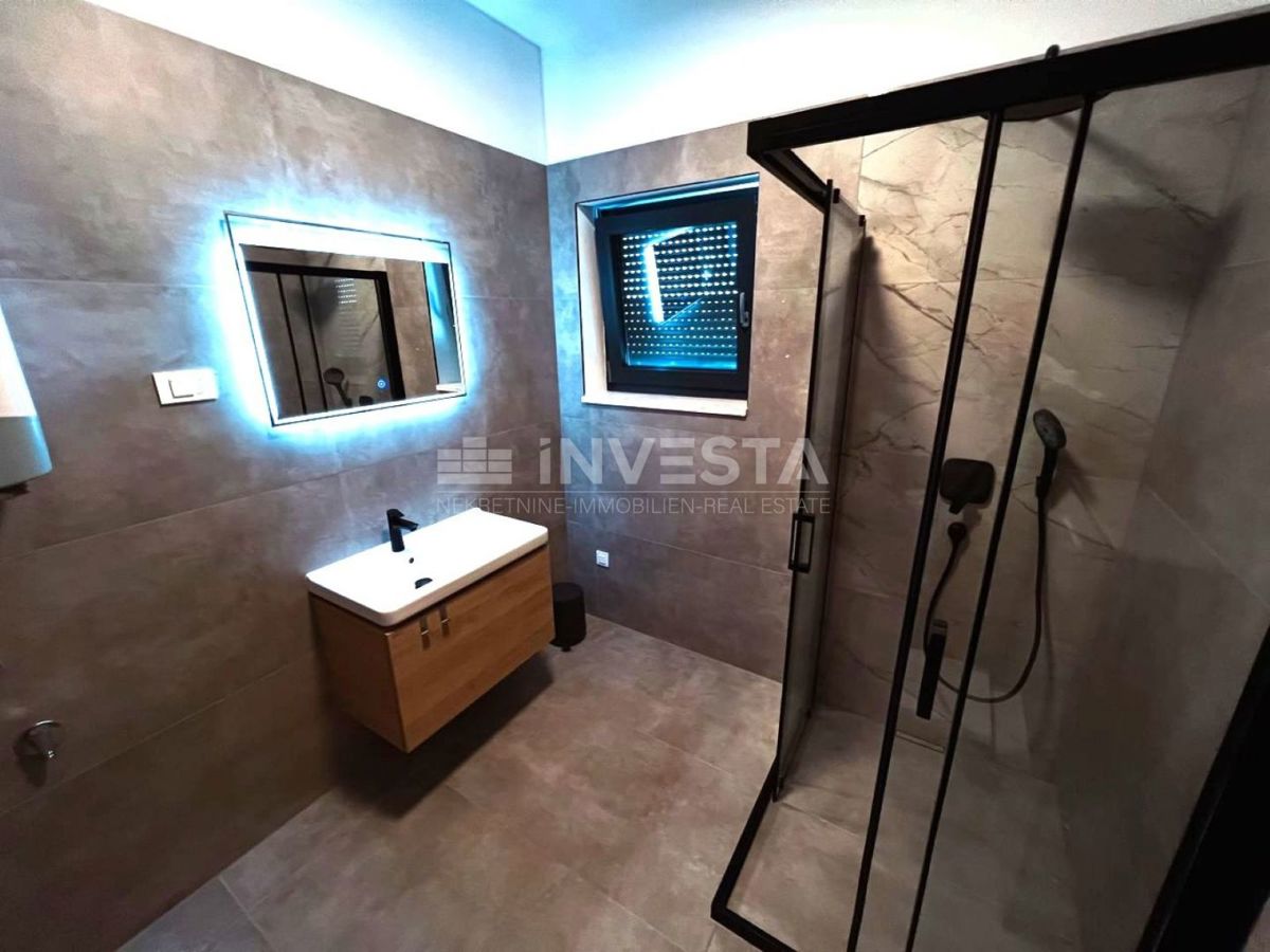 Moderna vila z garažo in bazenom, le 200 m od morja