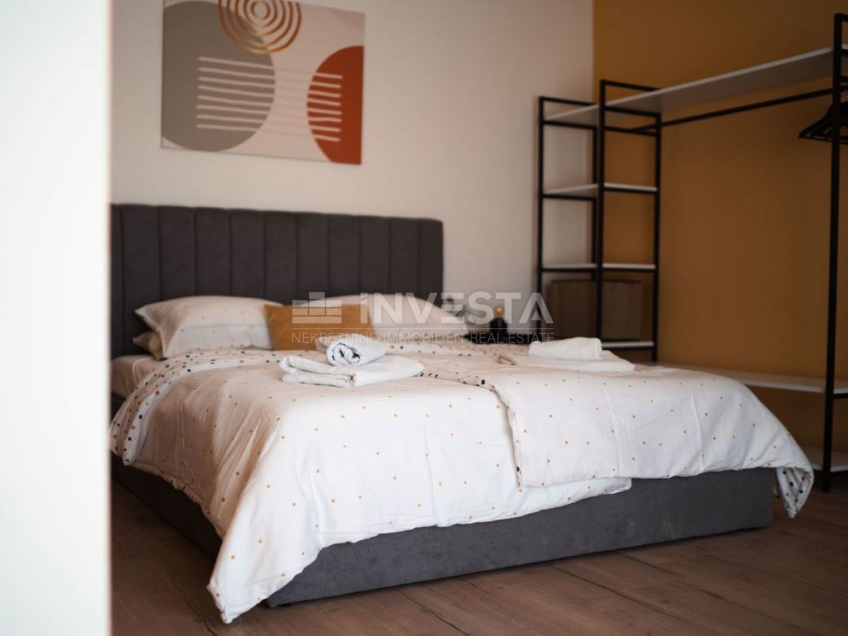 Moderna vila z garažo in bazenom, le 200 m od morja