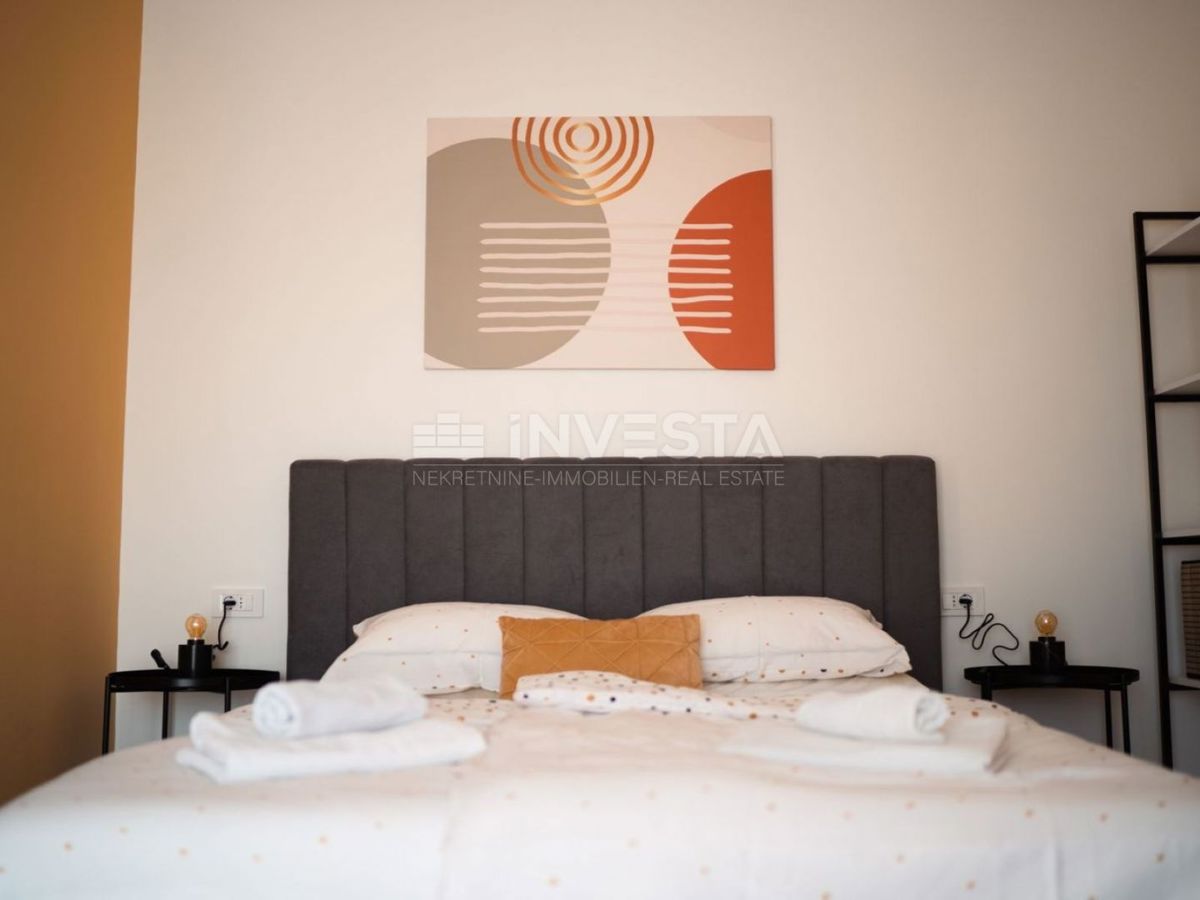 Moderna vila z garažo in bazenom, le 200 m od morja