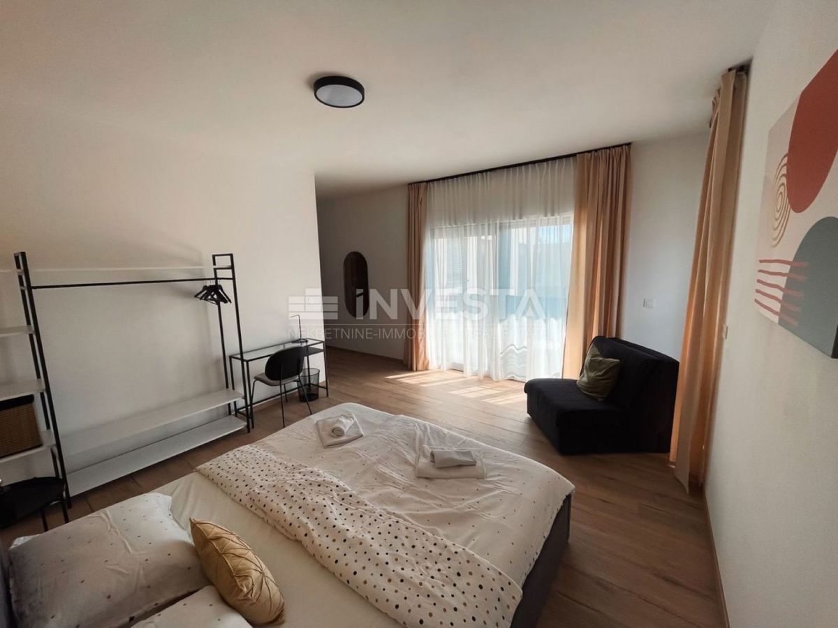 Moderna vila z garažo in bazenom, le 200 m od morja