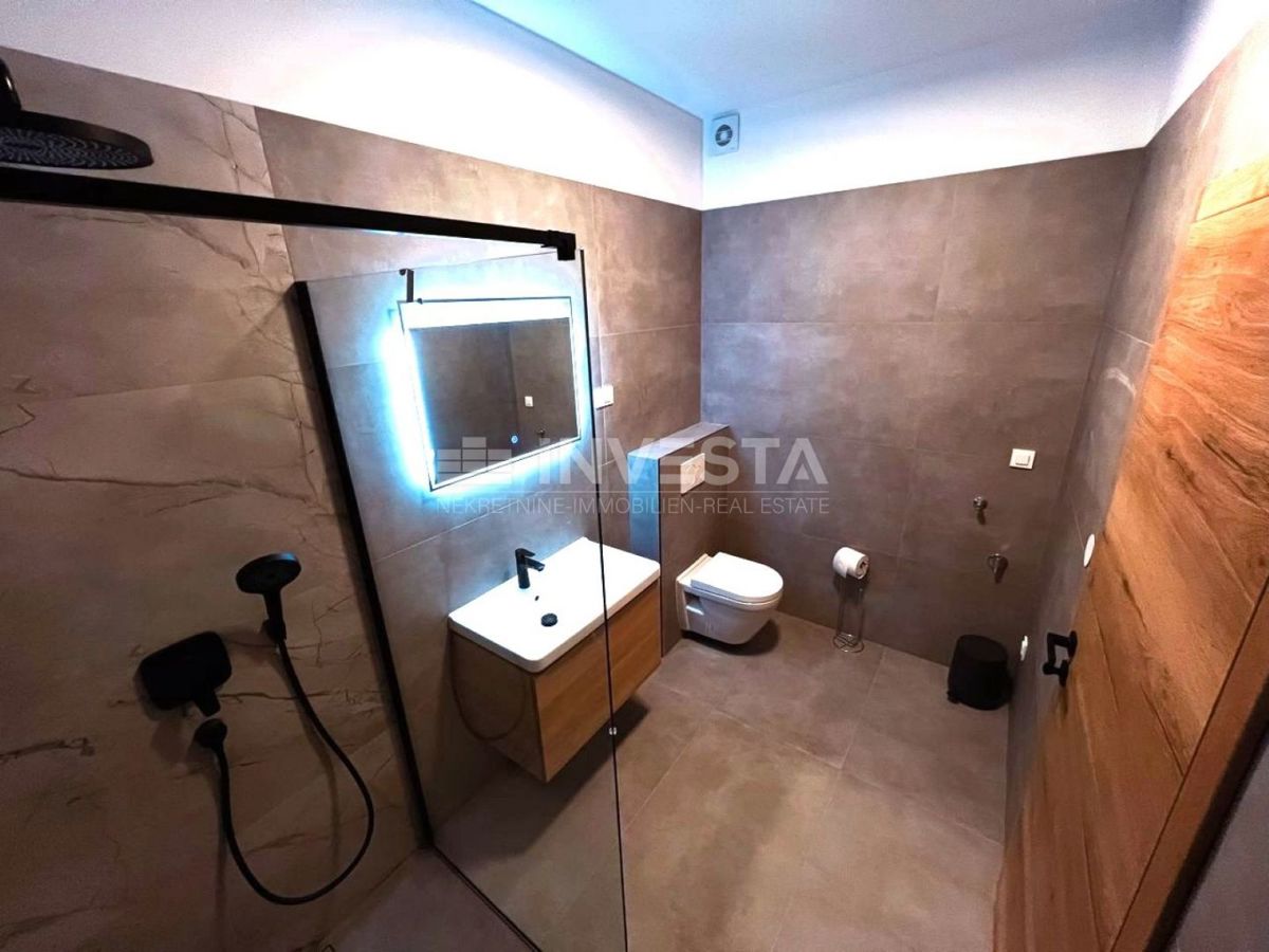 Moderna vila z garažo in bazenom, le 200 m od morja