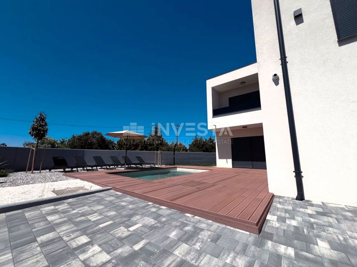 Moderna vila z garažo in bazenom, le 200 m od morja