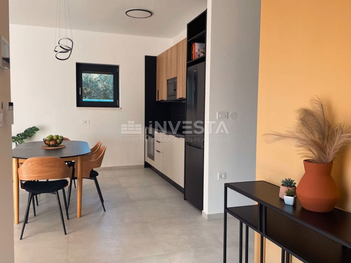 Moderna vila z garažo in bazenom, le 200 m od morja