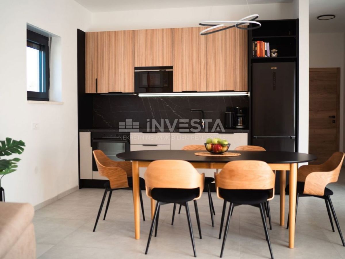 Moderna vila z garažo in bazenom, le 200 m od morja