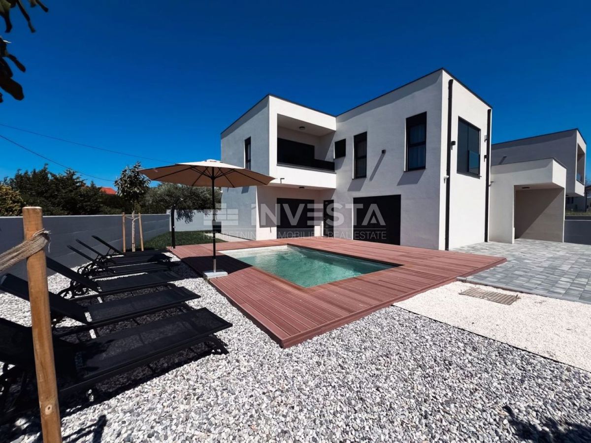 Moderna vila z garažo in bazenom, le 200 m od morja
