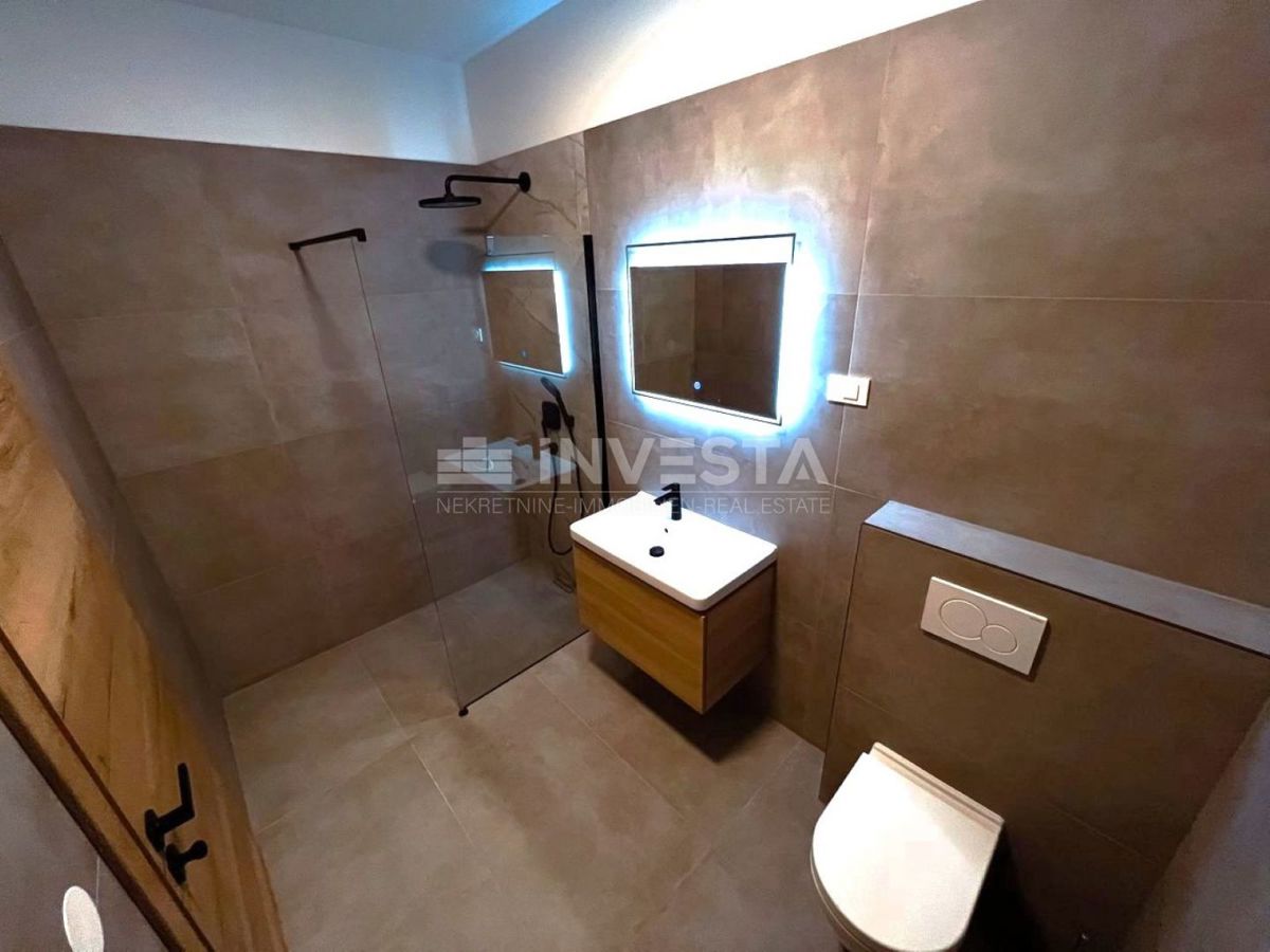 Moderna vila z garažo in bazenom, le 200 m od morja