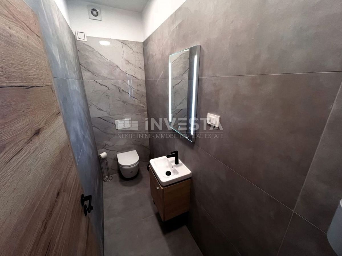 Moderna vila z garažo in bazenom, le 200 m od morja