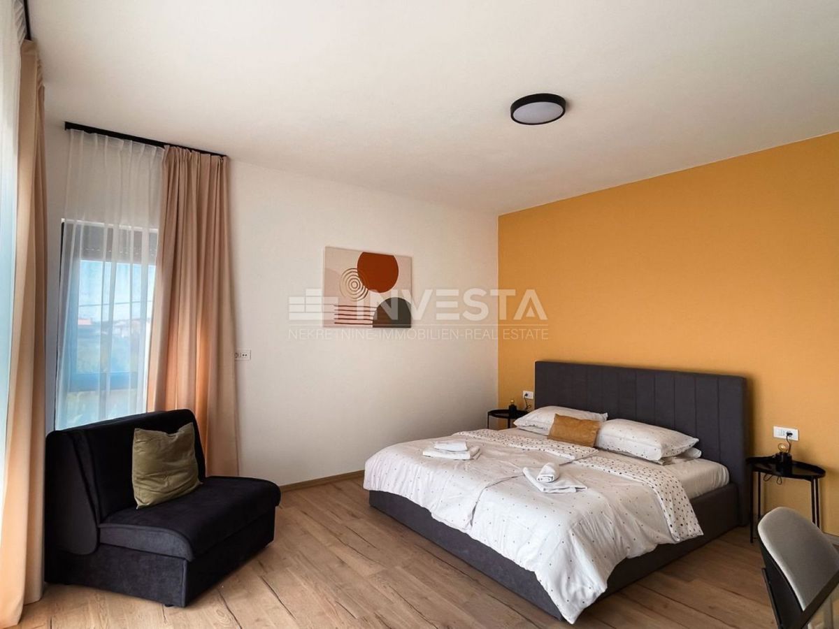 Moderna vila z garažo in bazenom, le 200 m od morja
