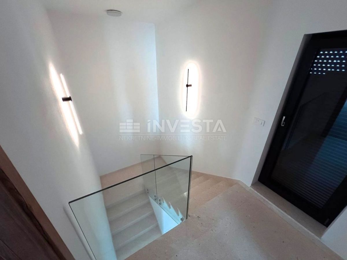 Moderna vila z garažo in bazenom, le 200 m od morja