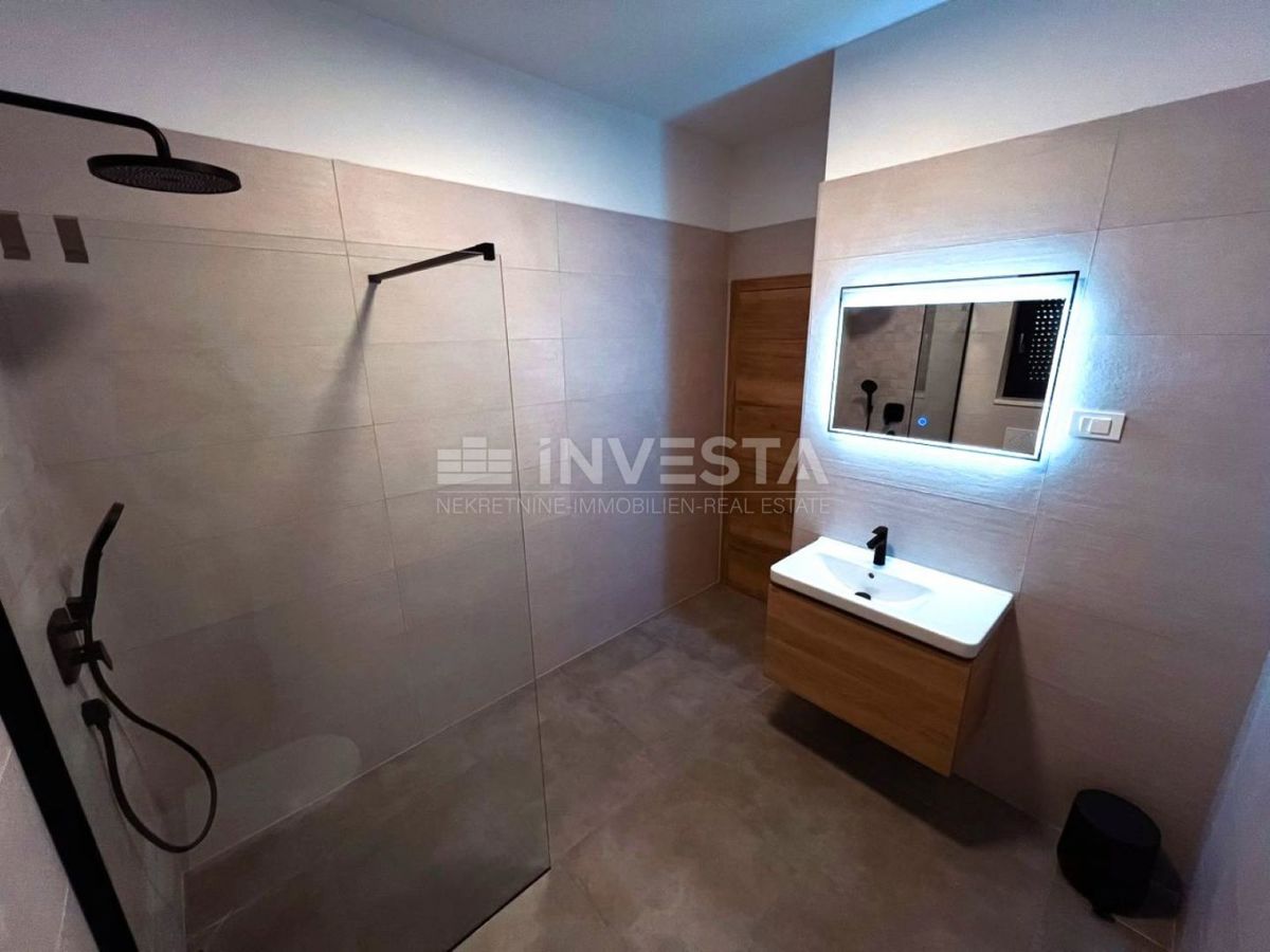 Moderna vila z garažo in bazenom, le 200 m od morja