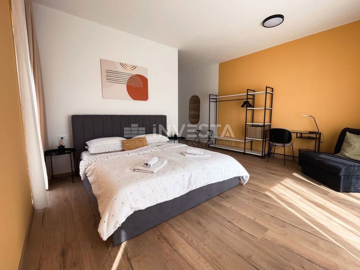 Moderna vila z garažo in bazenom, le 200 m od morja