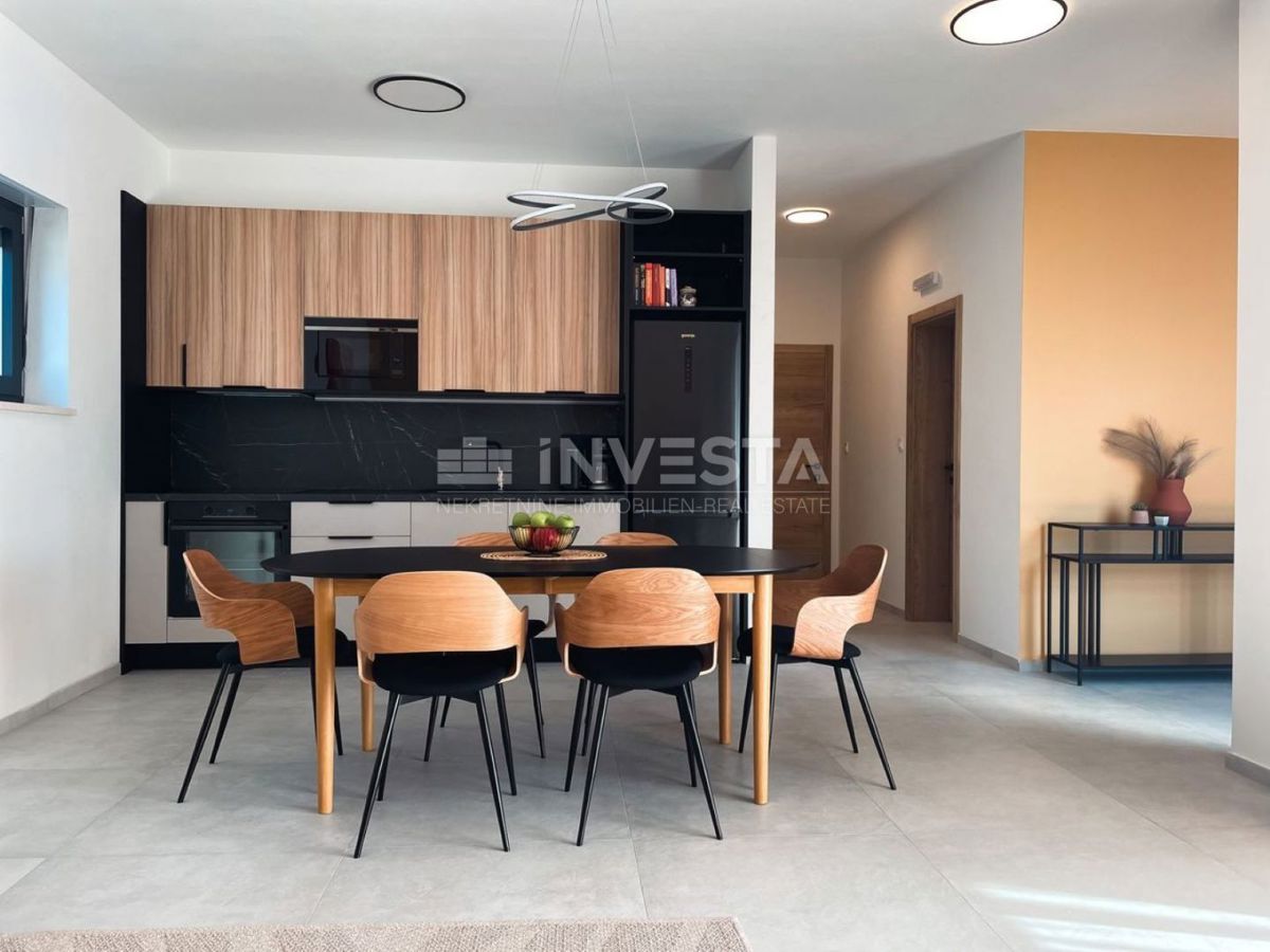 Moderna vila z garažo in bazenom, le 200 m od morja