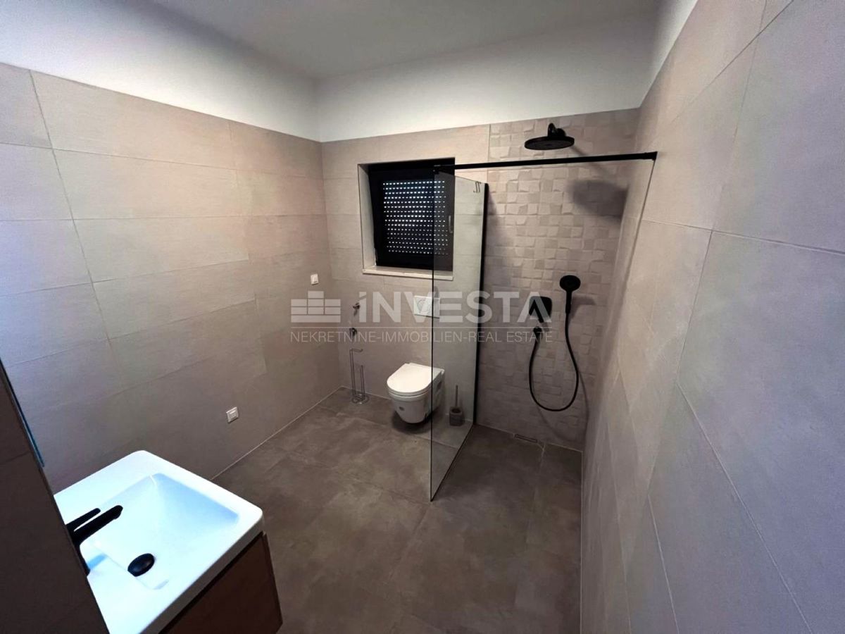 Moderna vila z garažo in bazenom, le 200 m od morja