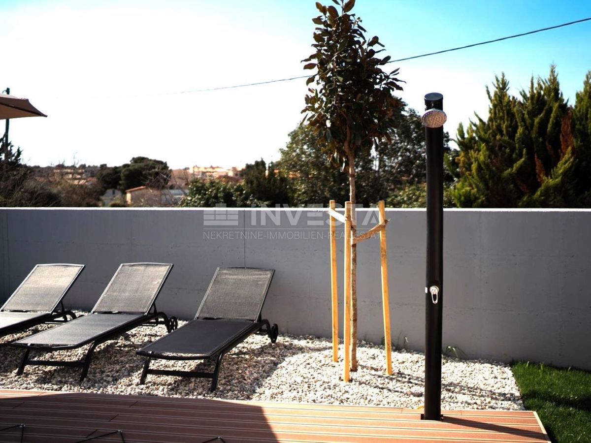 Moderna vila z garažo in bazenom, le 200 m od morja