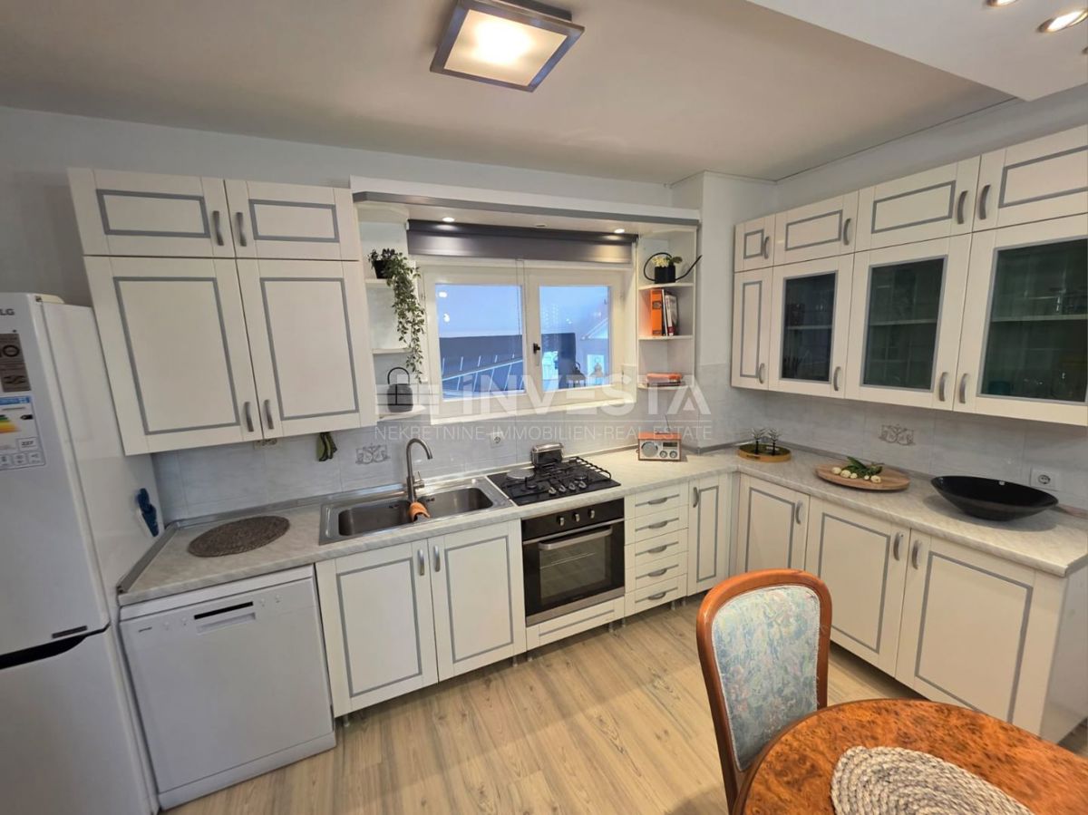 Pula, čudovito in prostorno stanovanje, 3 spalnice, lastno parkirišče in vrt