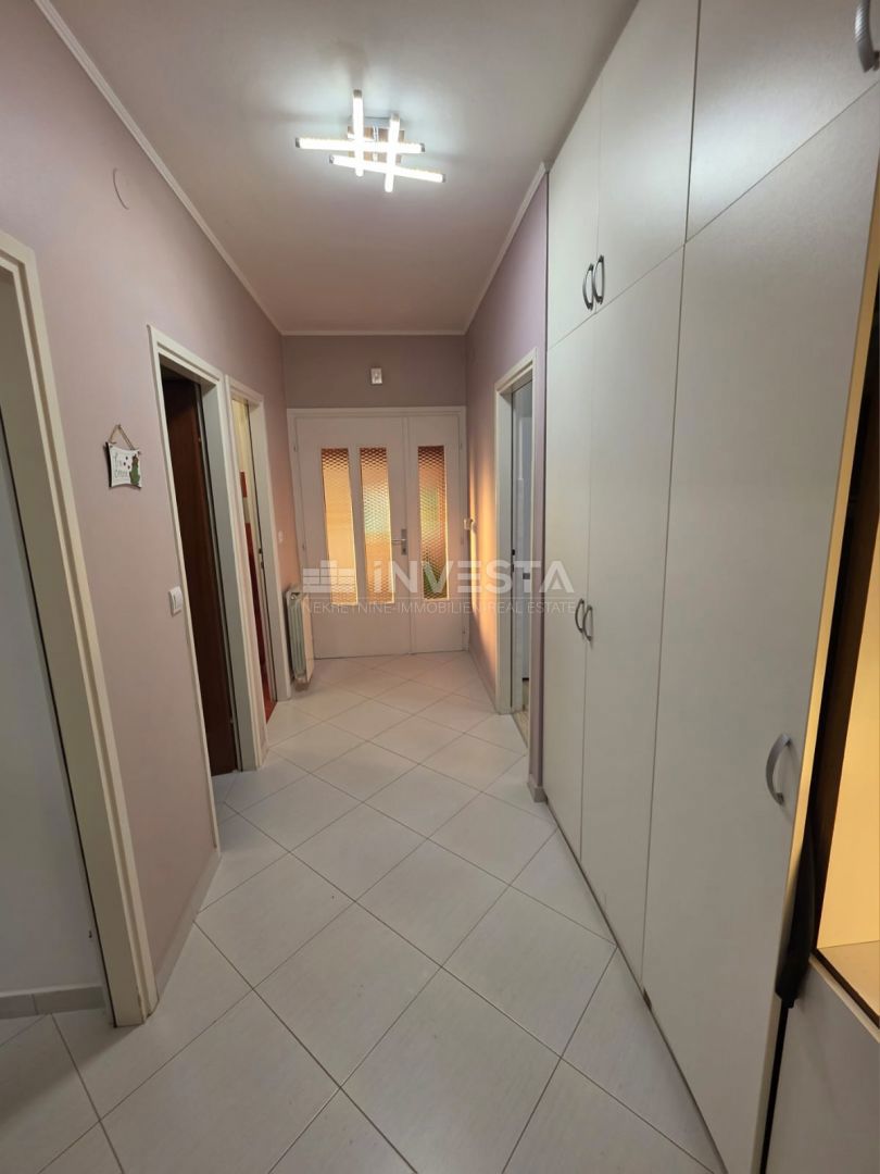 Pula, čudovito in prostorno stanovanje, 3 spalnice, lastno parkirišče in vrt