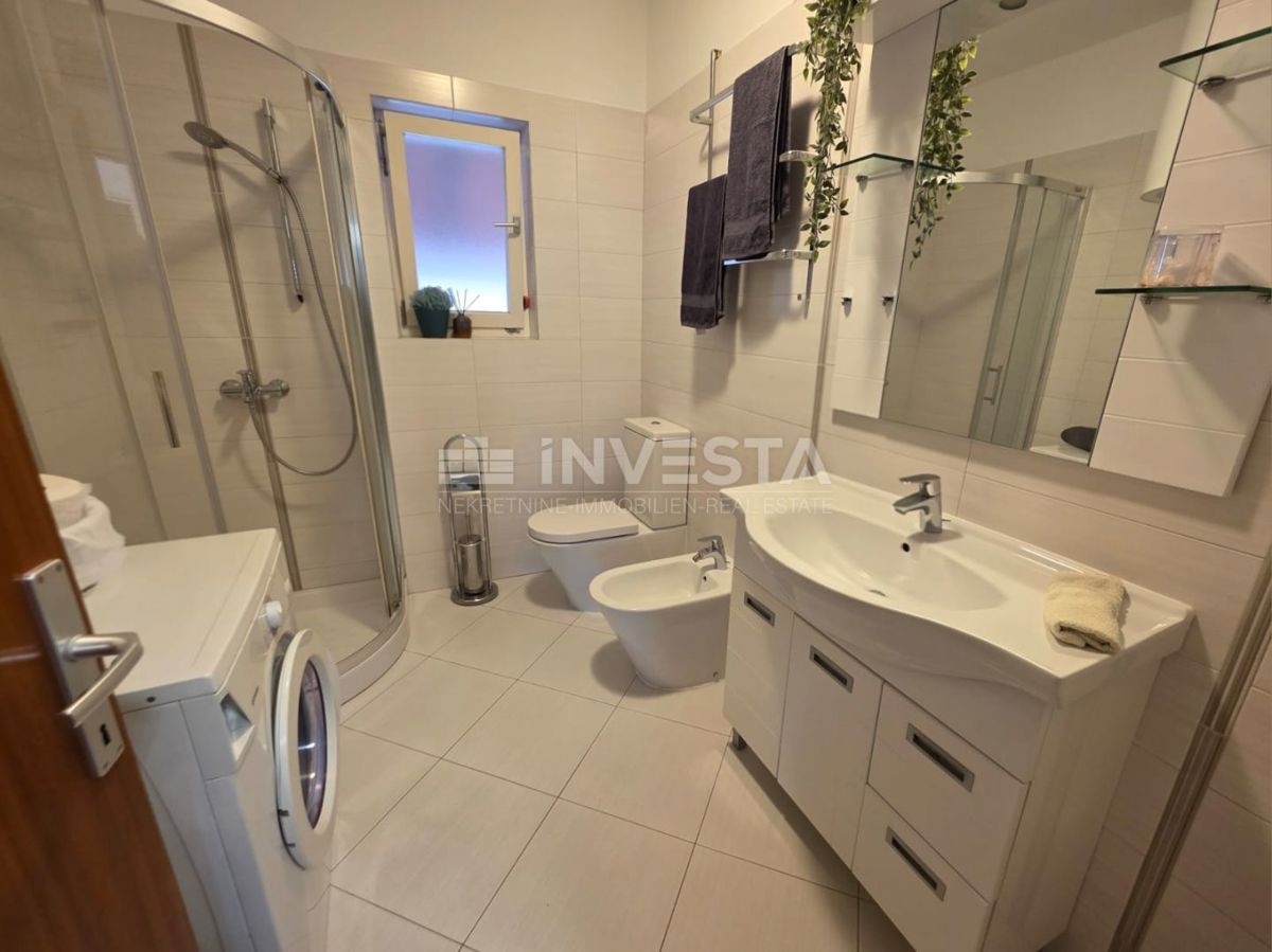 Pula, čudovito in prostorno stanovanje, 3 spalnice, lastno parkirišče in vrt