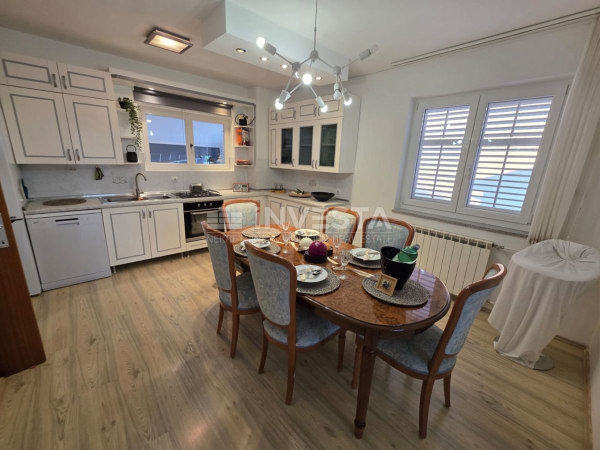 Pula, čudovito in prostorno stanovanje, 3 spalnice, lastno parkirišče in vrt