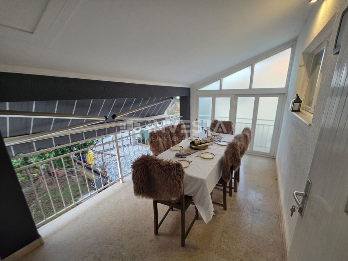 Pula, čudovito in prostorno stanovanje, 3 spalnice, lastno parkirišče in vrt