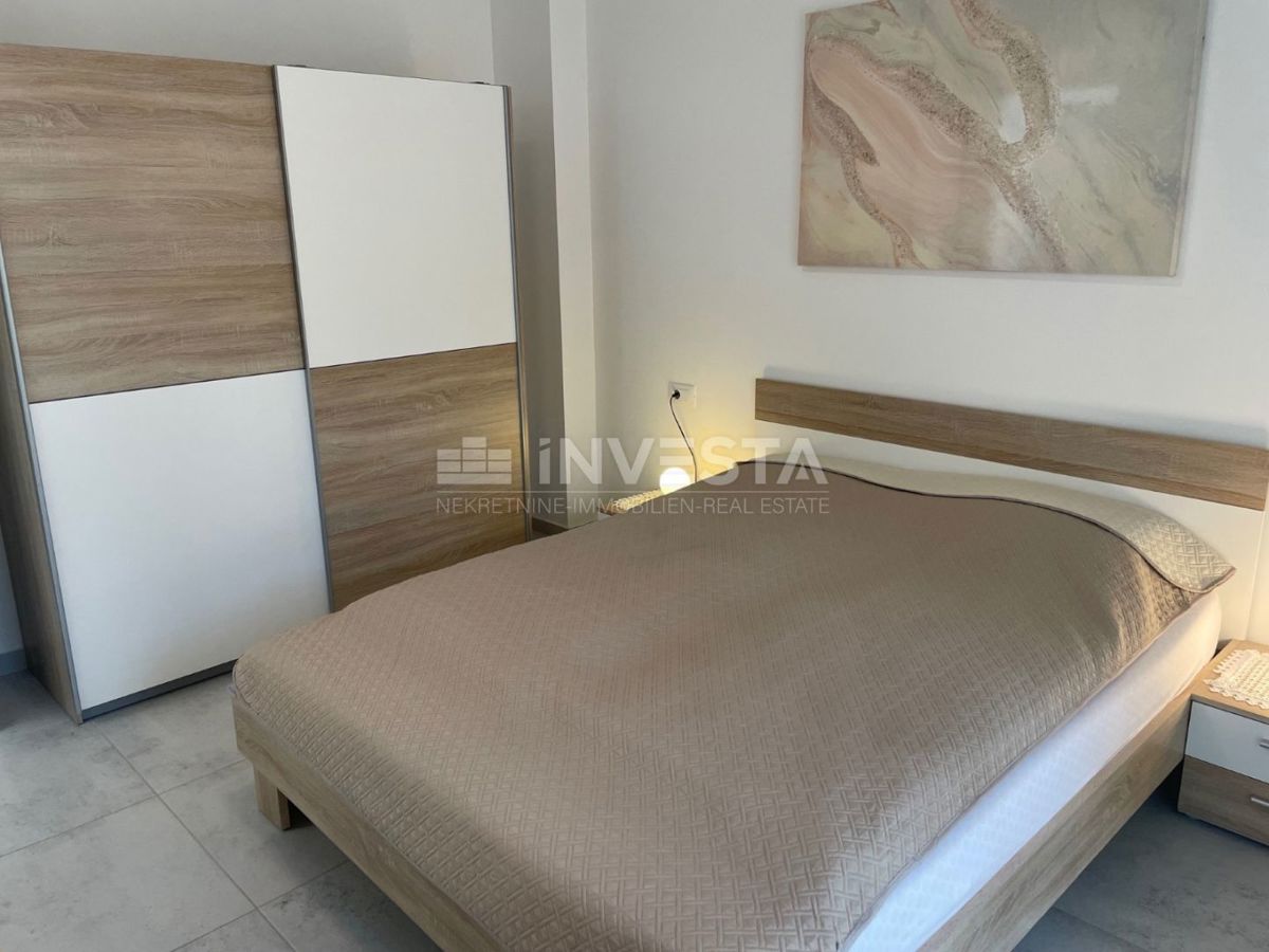 Pula center, nov opremljen stan, 1. nadstropje, 2 sobi + dnevna soba, balkon