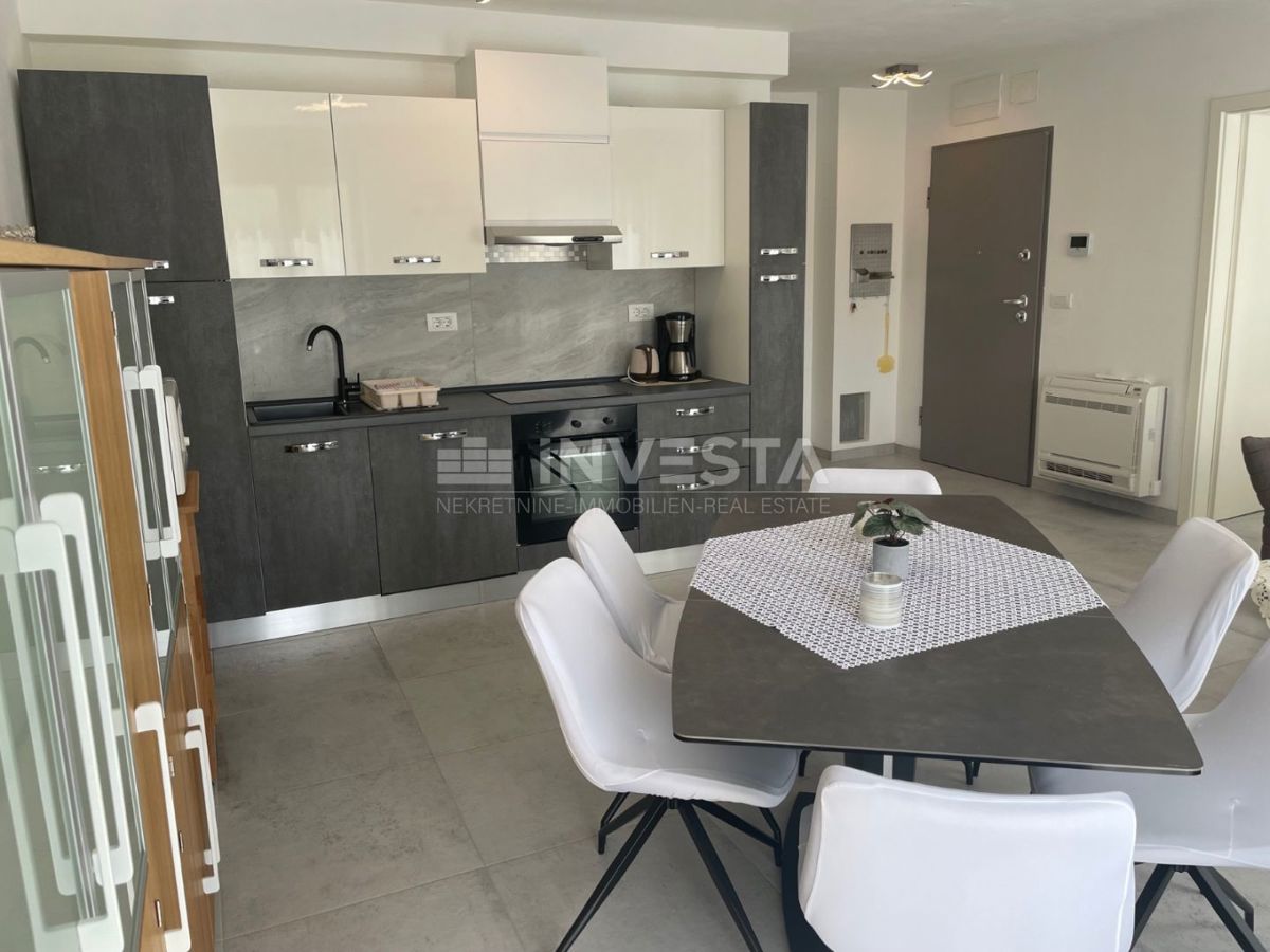 Pula center, nov opremljen stan, 1. nadstropje, 2 sobi + dnevna soba, balkon