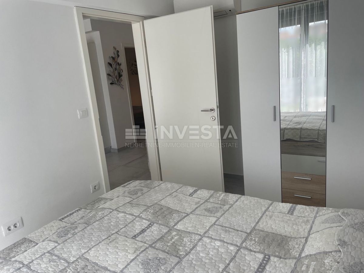 Pula center, nov opremljen stan, 1. nadstropje, 2 sobi + dnevna soba, balkon