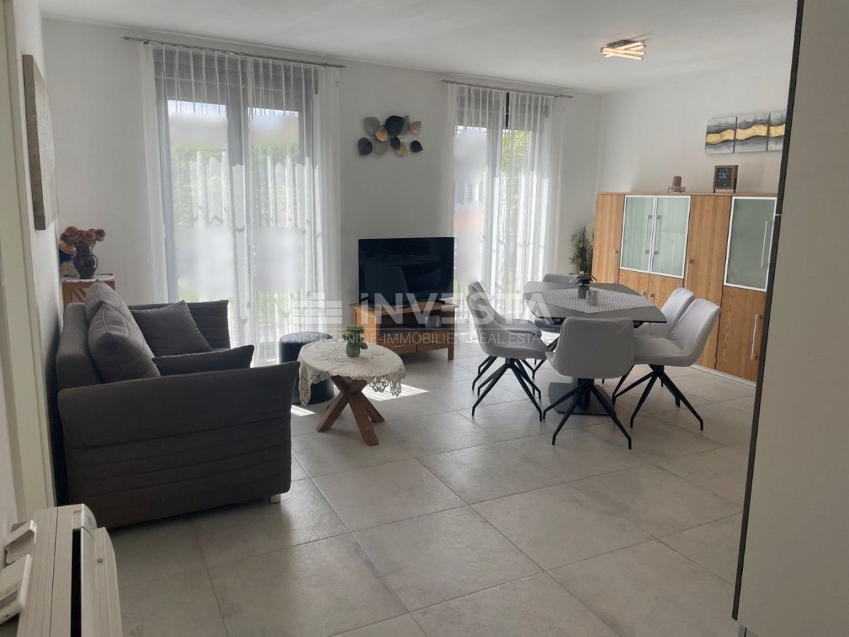 Pula center, nov opremljen stan, 1. nadstropje, 2 sobi + dnevna soba, balkon