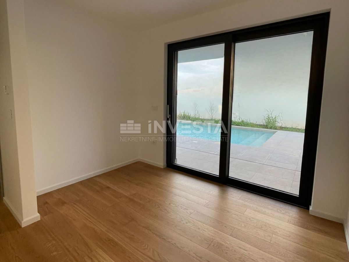 Medulin, impresivna vila ob morju z strešno teraso