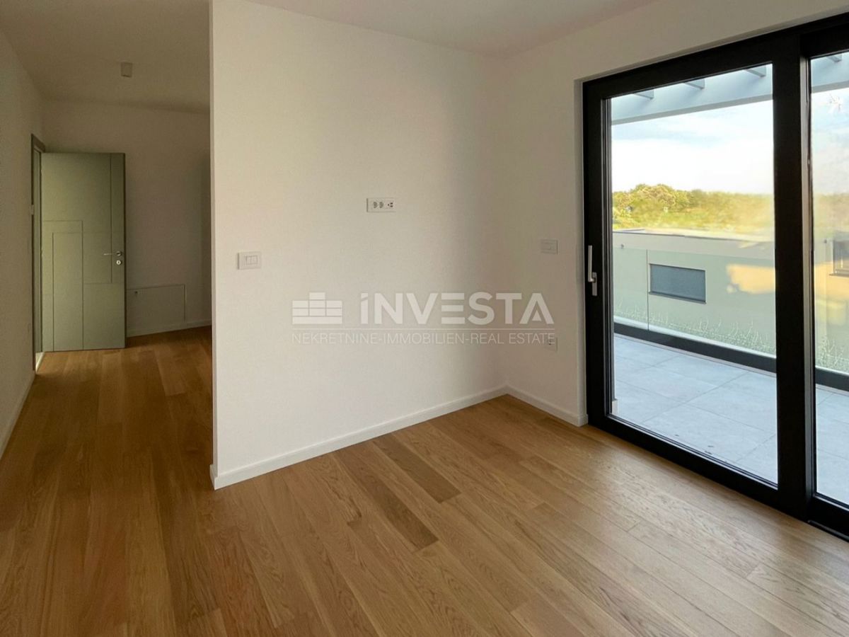 Medulin, impresivna vila ob morju z strešno teraso