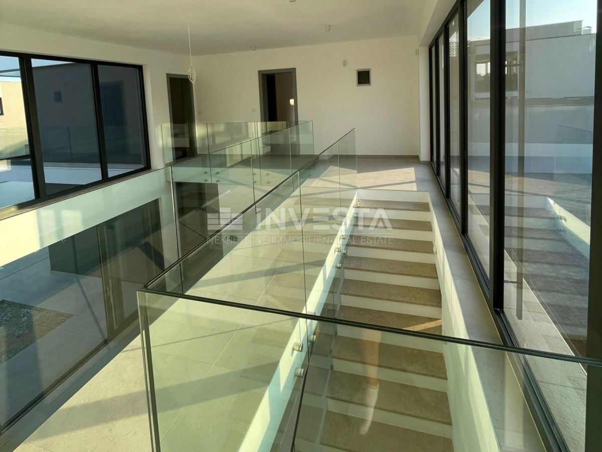 Medulin, impresivna vila ob morju z strešno teraso