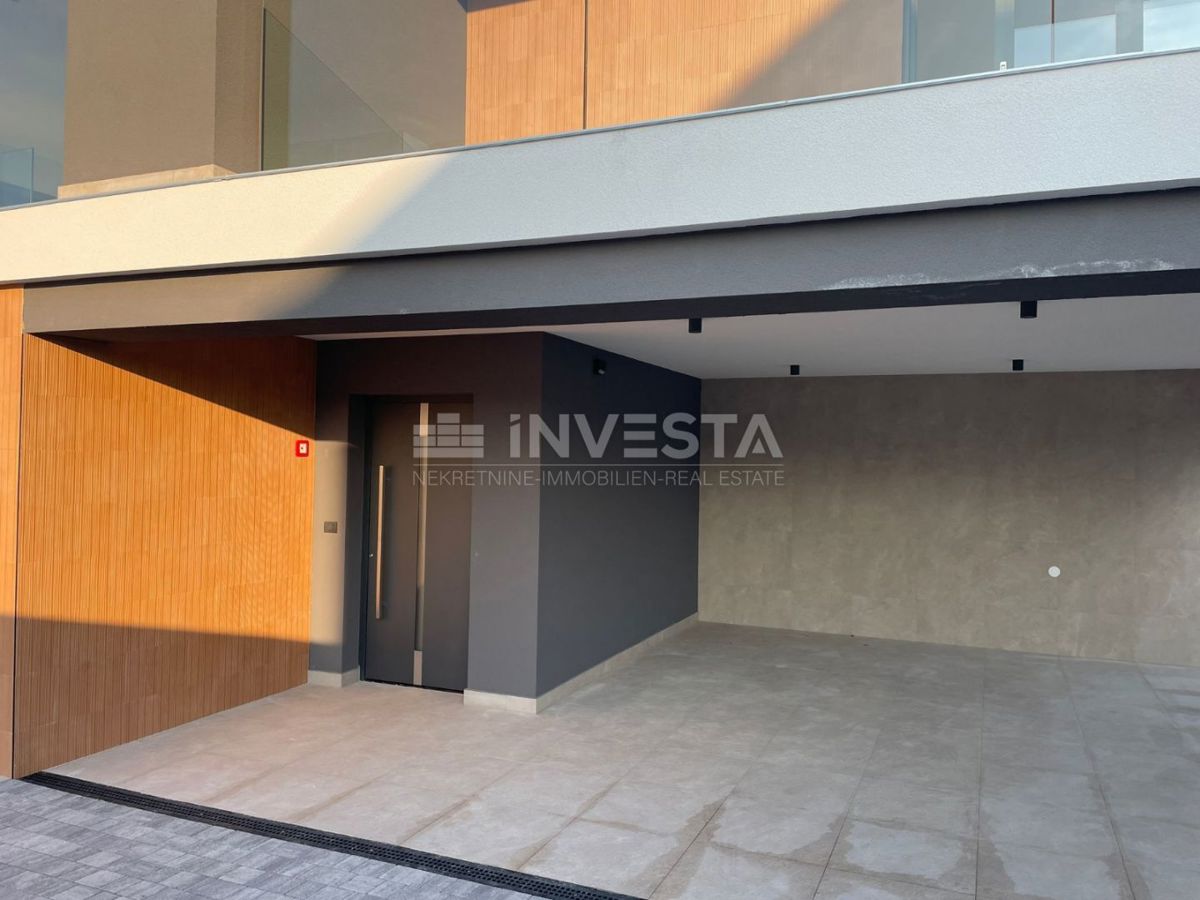 Medulin, impresivna vila ob morju z strešno teraso