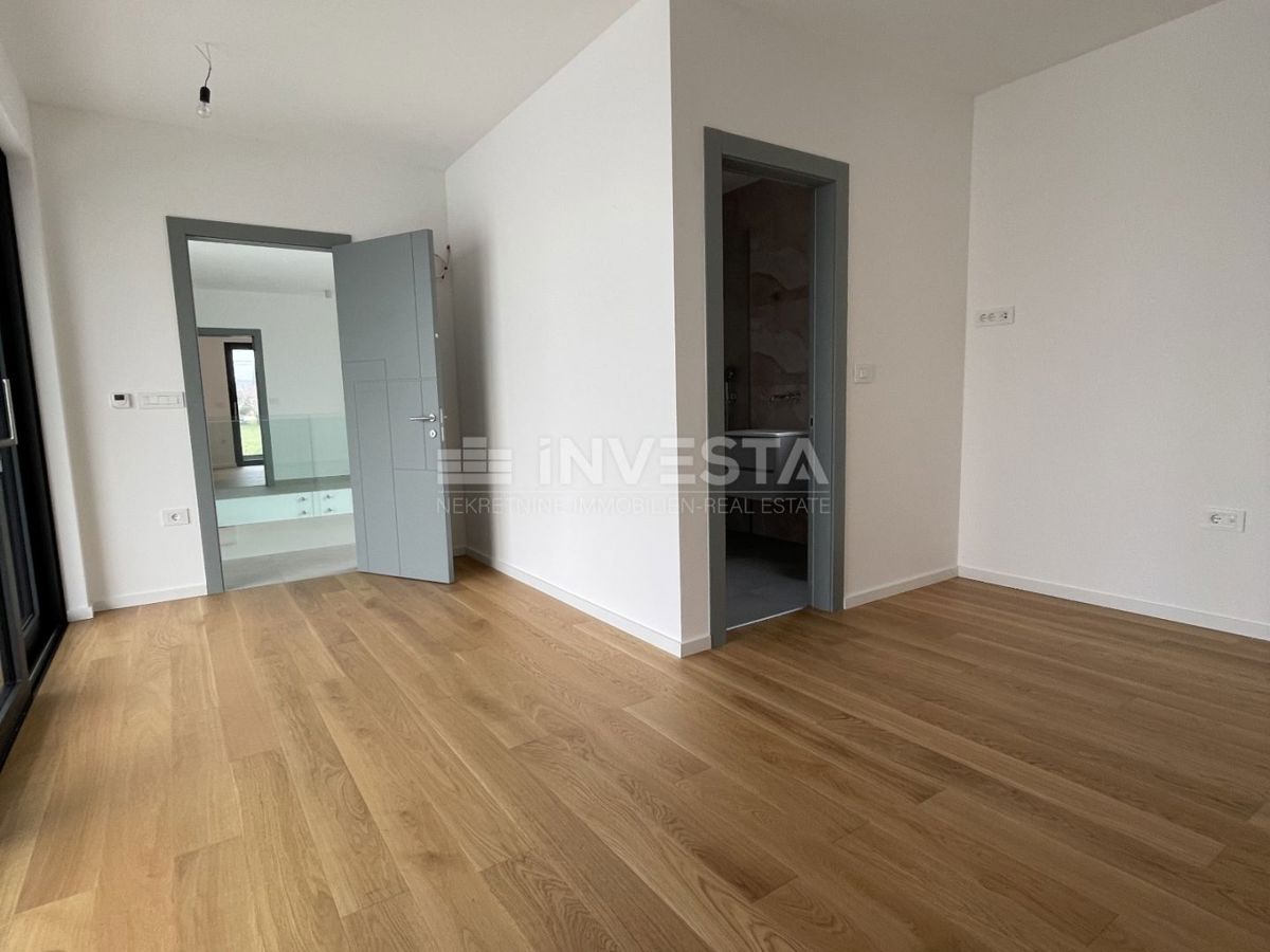 Medulin, impresivna vila ob morju z strešno teraso