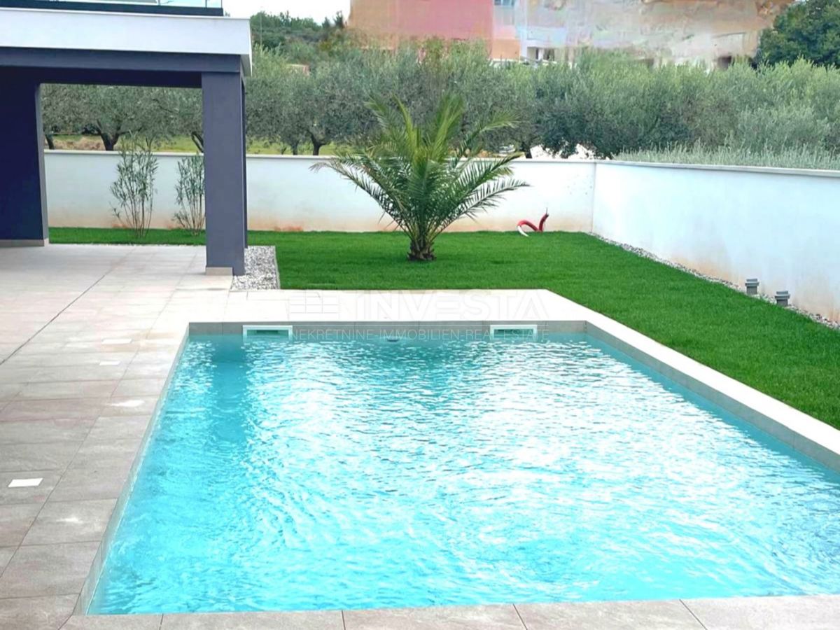 Medulin, impresivna vila ob morju z strešno teraso