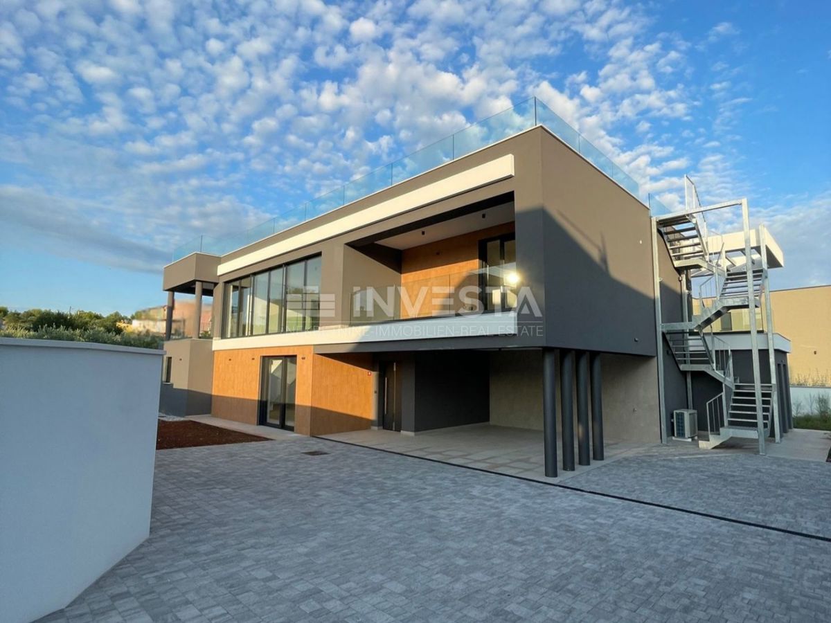 Medulin, impresivna vila ob morju z strešno teraso