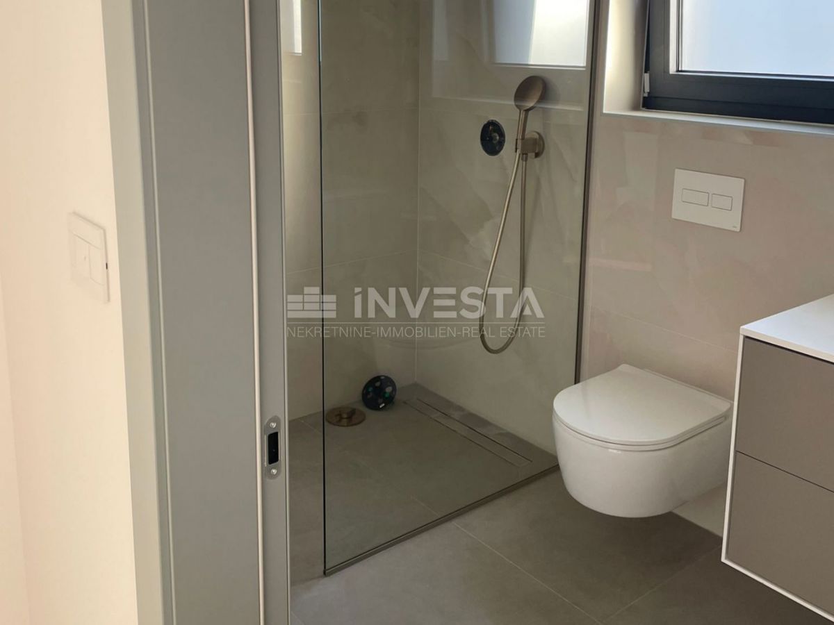 Medulin, impresivna vila ob morju z strešno teraso