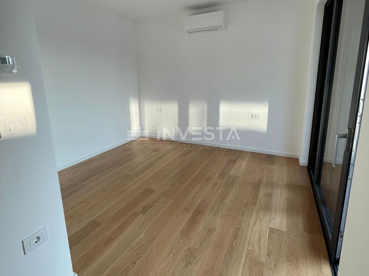 Medulin, impresivna vila ob morju z strešno teraso