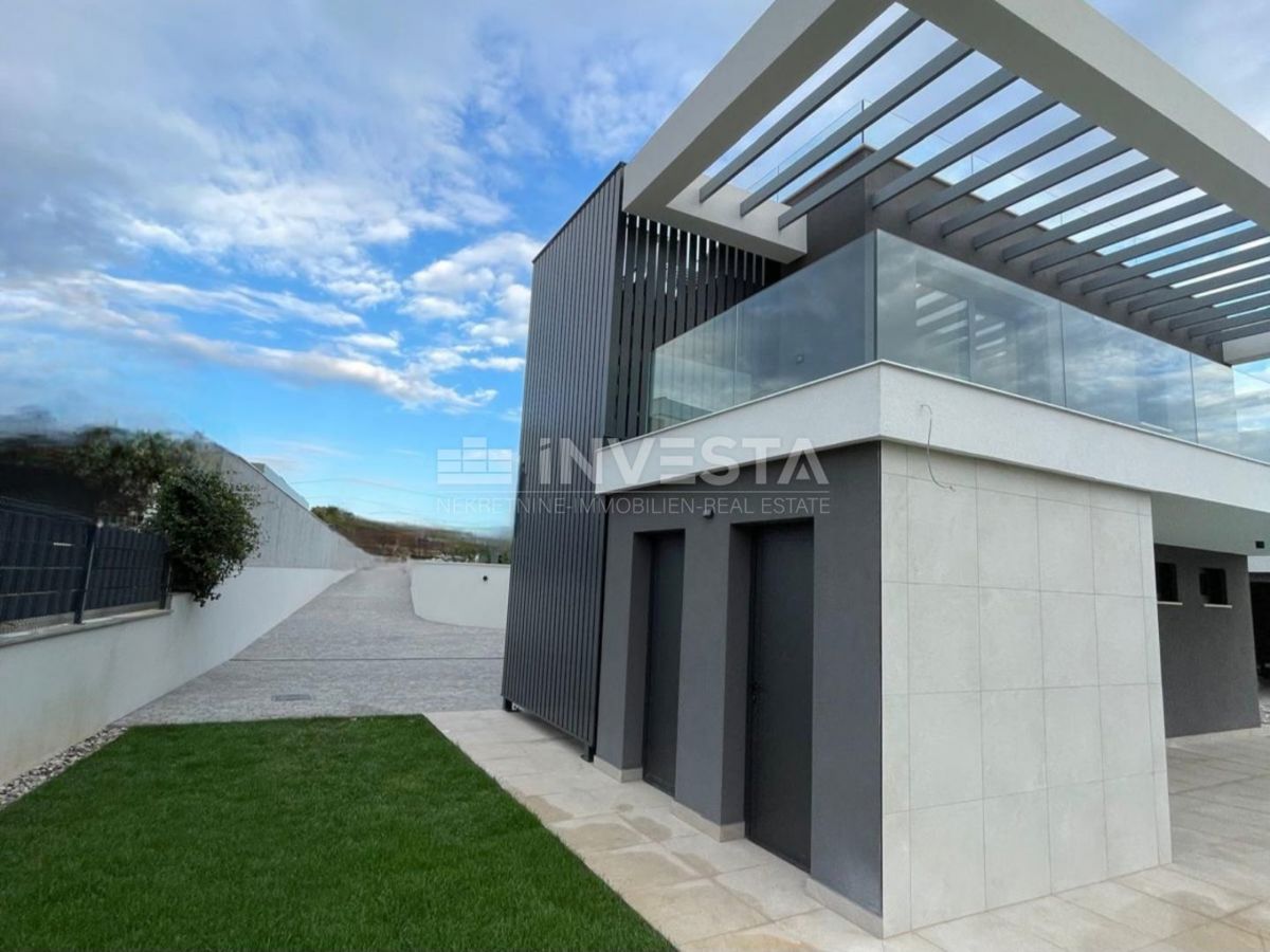 Medulin, impresivna vila ob morju z strešno teraso