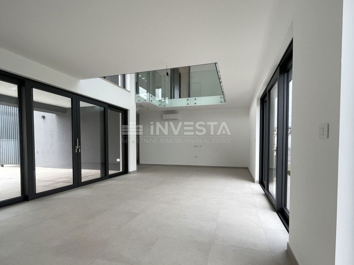 Medulin, impresivna vila ob morju z strešno teraso