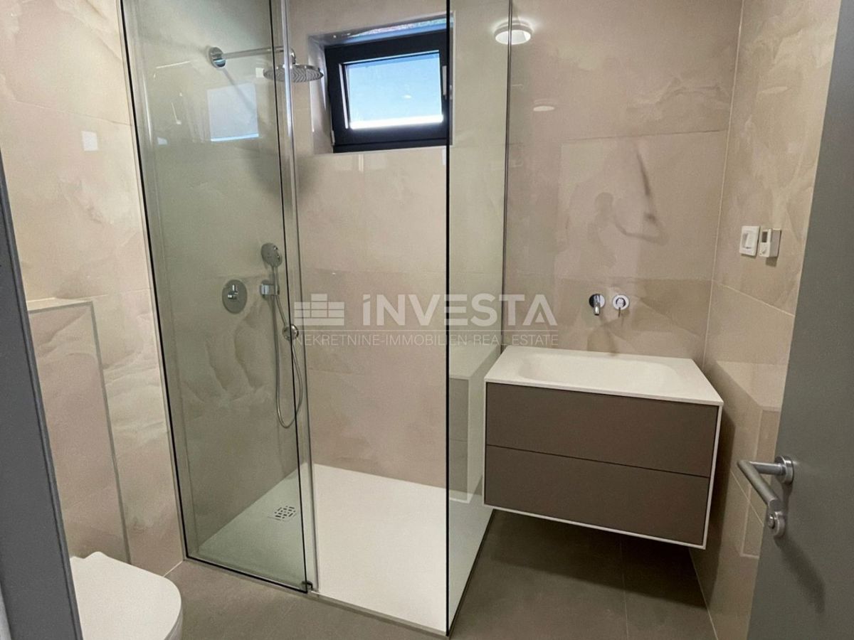 Medulin, impresivna vila ob morju z strešno teraso