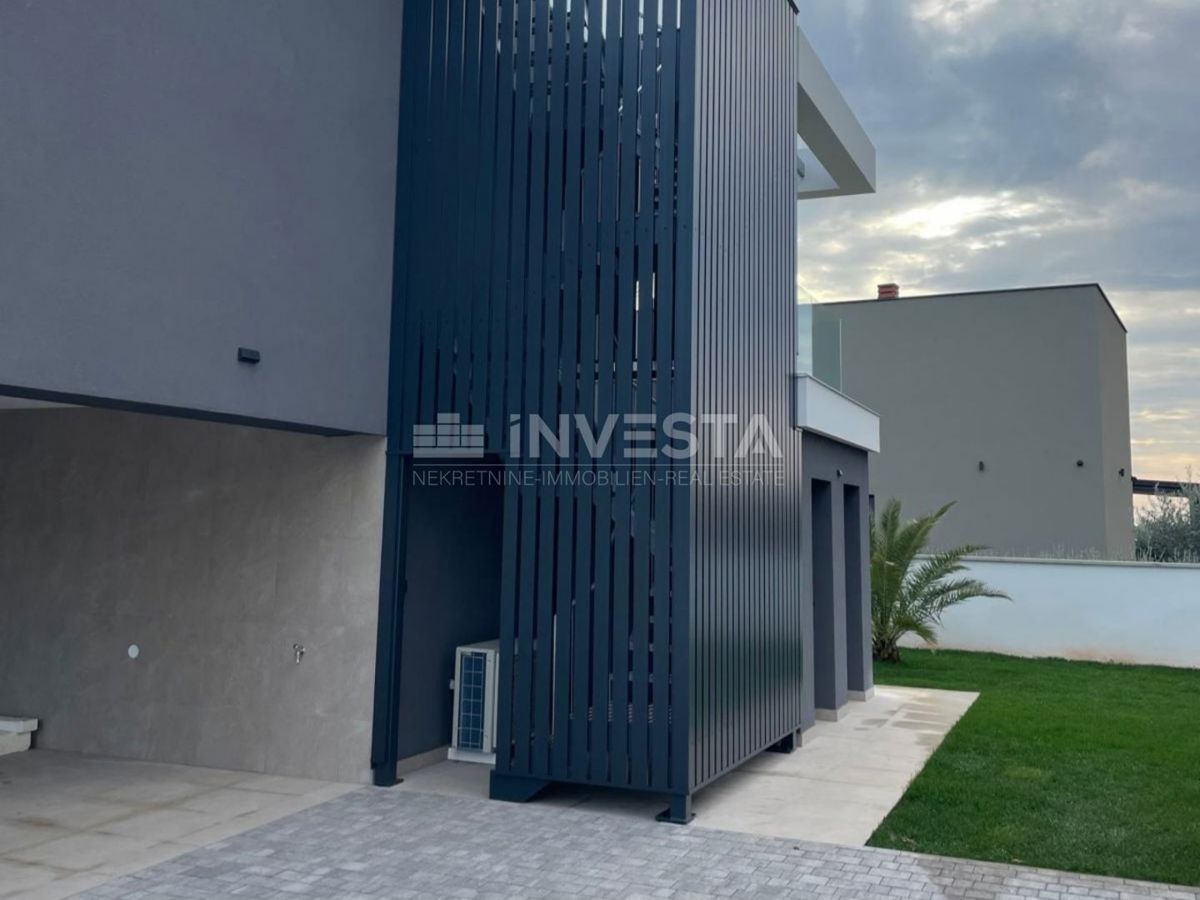 Medulin, impresivna vila ob morju z strešno teraso