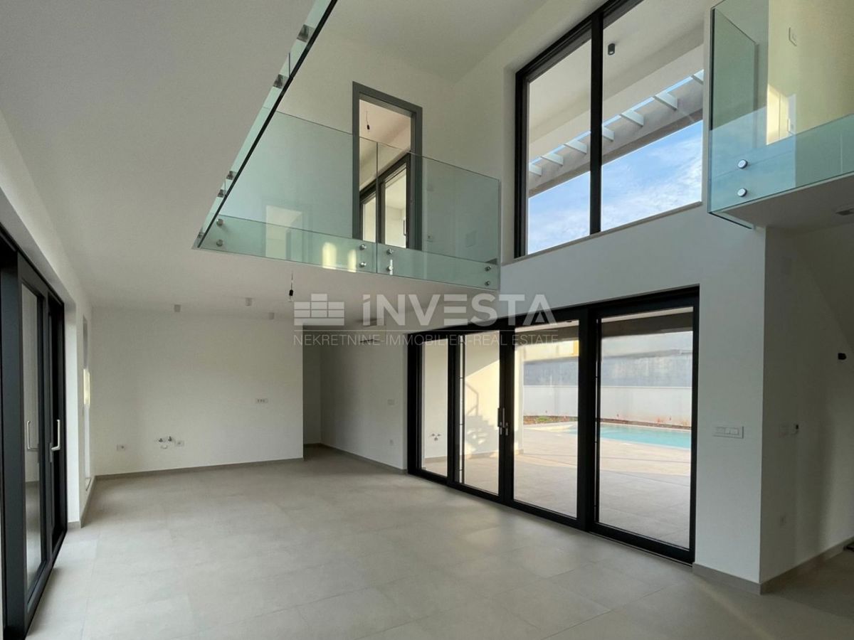 Medulin, impresivna vila ob morju z strešno teraso