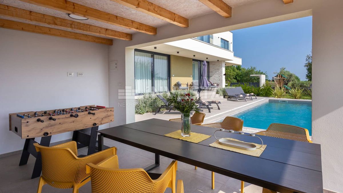 Okolica Svetvinčenta, Moderna vila z bazenom, novogradnja