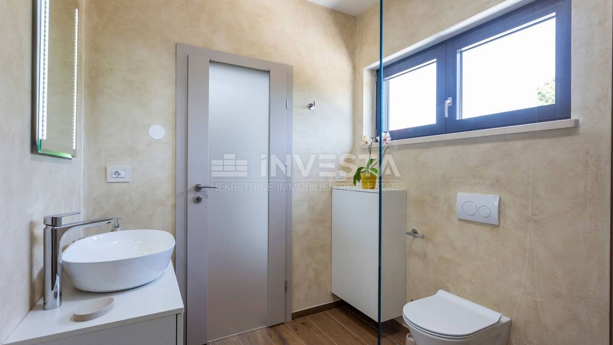 Okolica Svetvinčenta, Moderna vila z bazenom, novogradnja