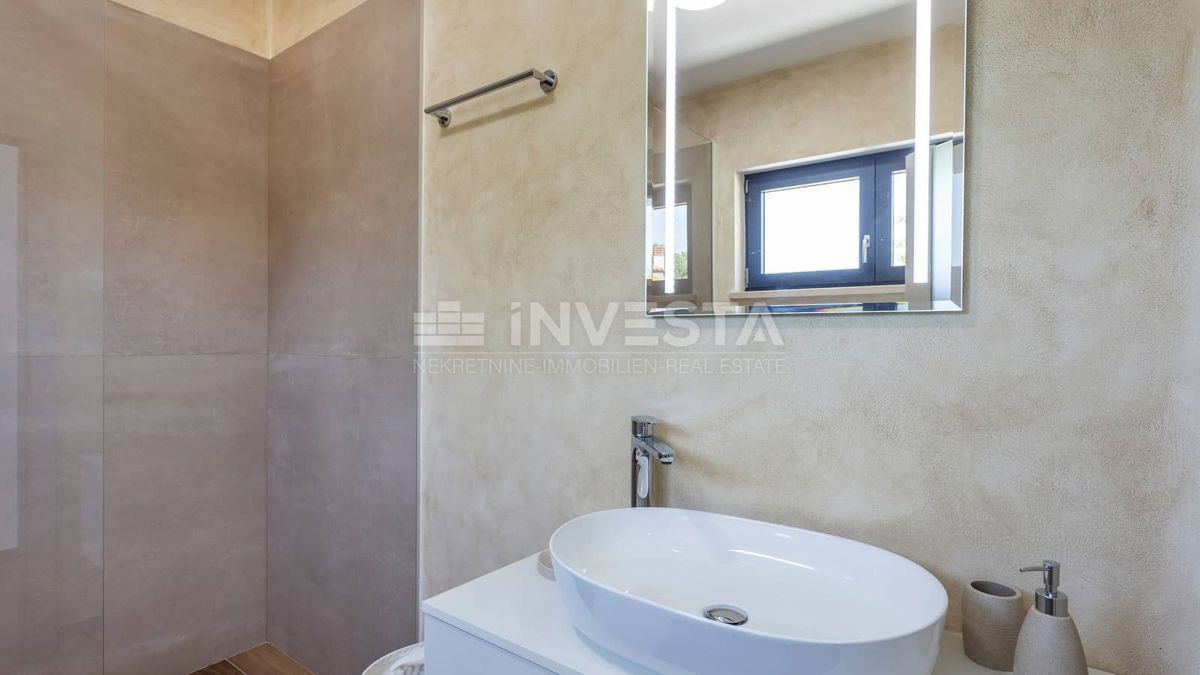 Okolica Svetvinčenta, Moderna vila z bazenom, novogradnja