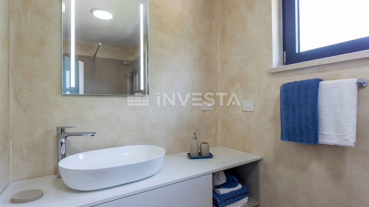 Okolica Svetvinčenta, Moderna vila z bazenom, novogradnja